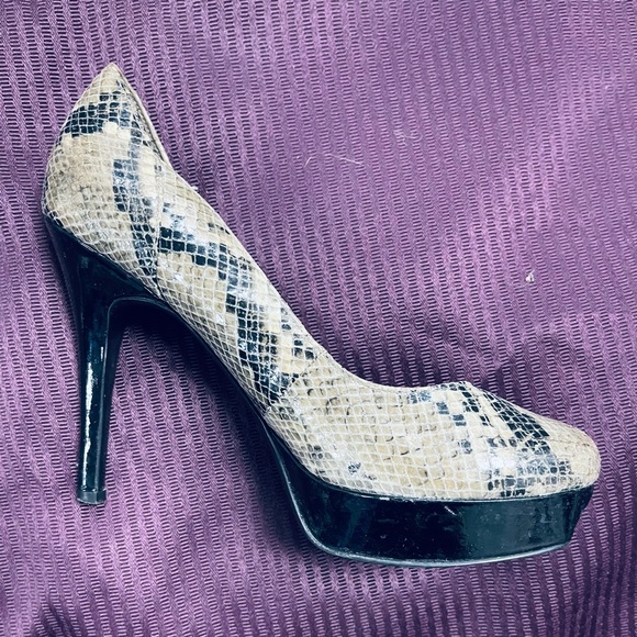 ➡️ !BOGO! ⬅️ GUESS Snake Skin Platform Pumps/ Used - Picture 7 of 15